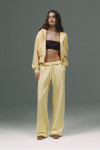 Желтый спортивный костюм с необработанным низом