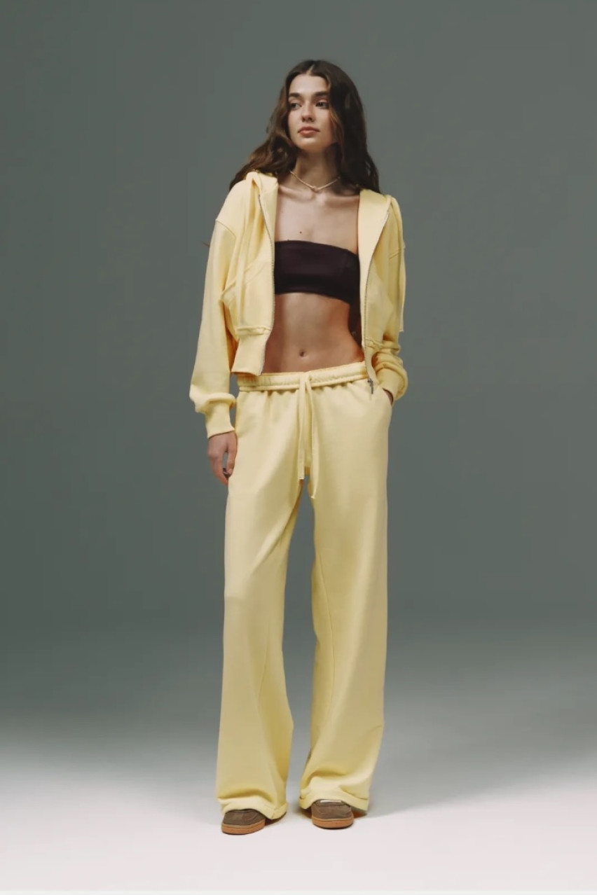 Жовтий спортивний костюм з необробленим низом 044GARDEN