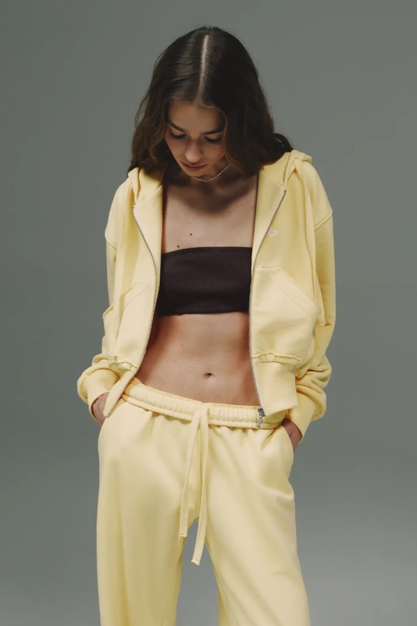 Жовтий спортивний костюм з необробленим низом 044GARDEN