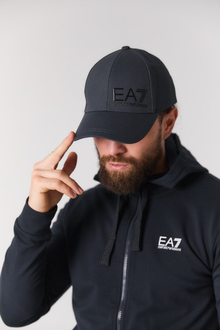 Черная кепка EA7