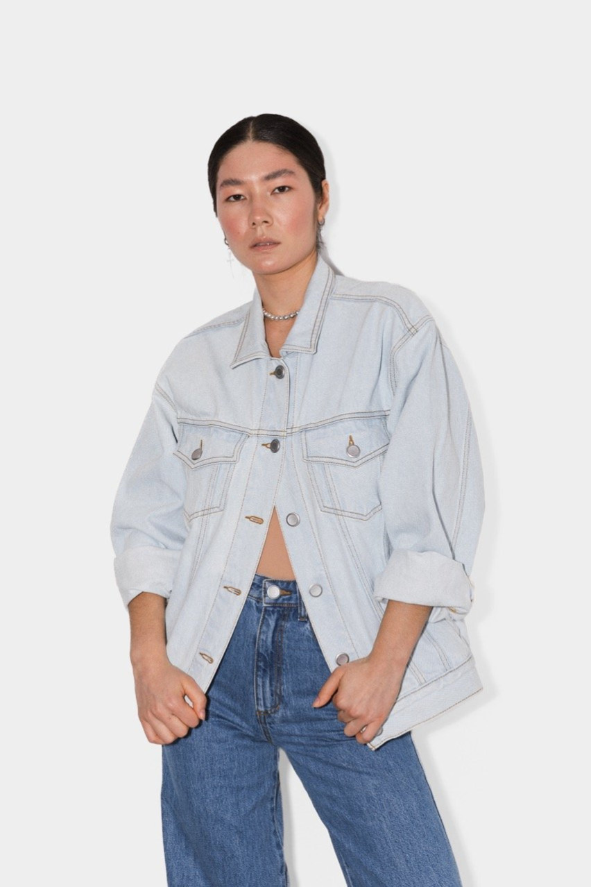 Блакитна джинсова куртка