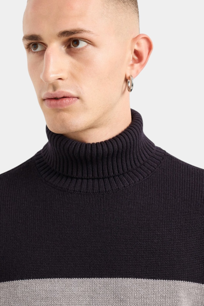 Темно синий свитер с серой контрастной полосой 6DZM2E ZM1LZ 25FV Armani Exchange