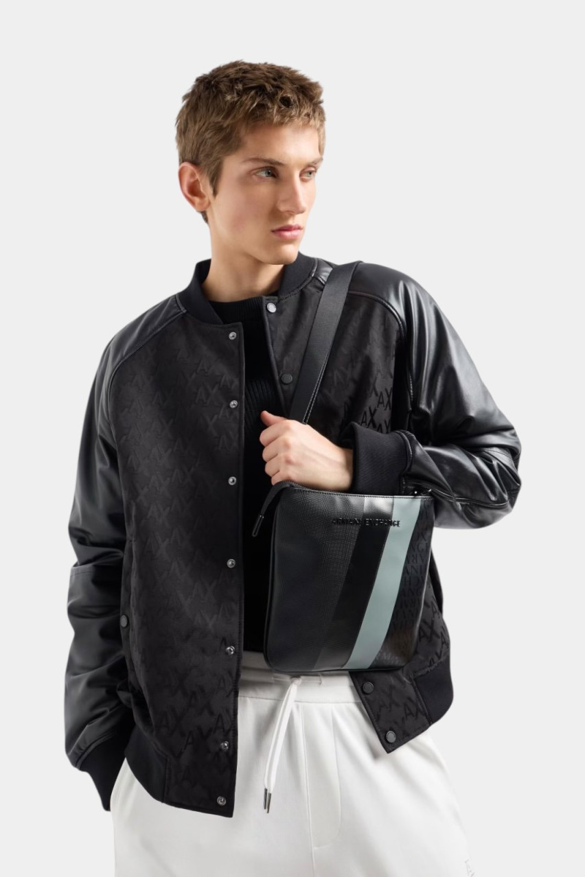 Черная сумка кросс-боди с монограммой и полосатым дизайном XM000164 AF11935 MC043 Armani Exchange