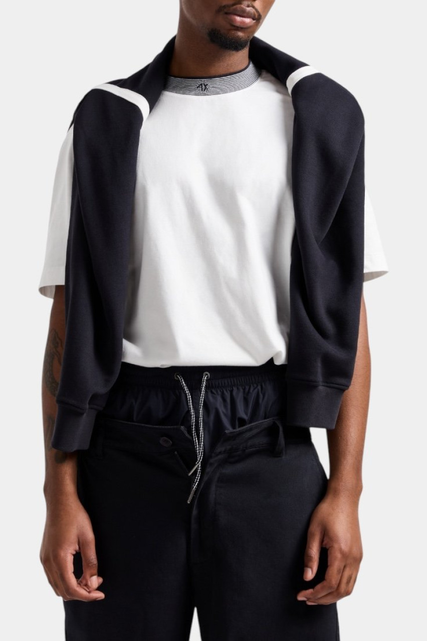 Біла футболка стандартного крою з контрастним воротом XM000280 AF10361 M0053 Armani Exchange