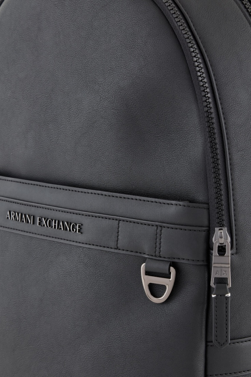 Чорний рюкзак із зовнішньою кишенею та металевим логотипом XM000142 AF11925 UC001 Armani Exchange