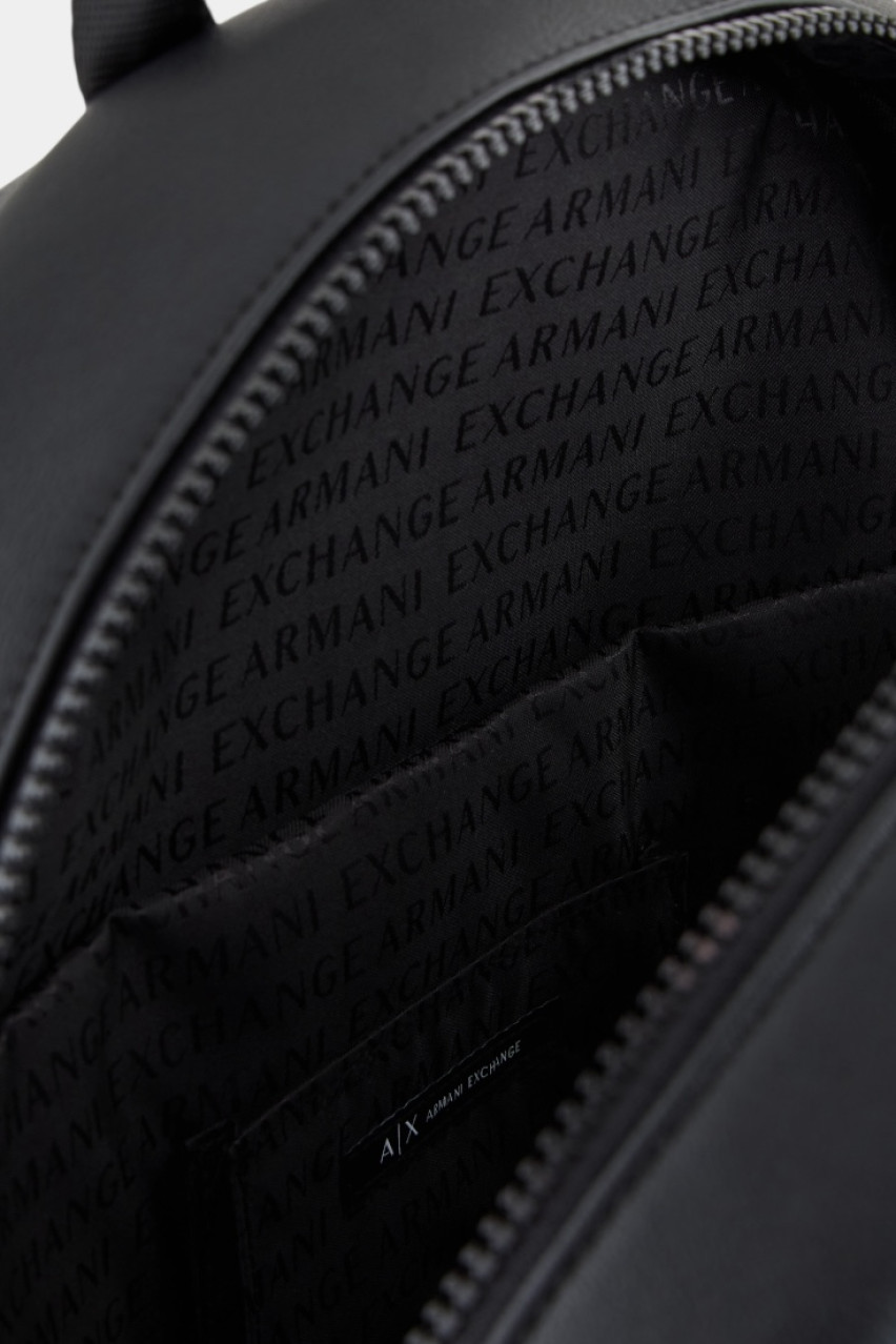 Чорний рюкзак із зовнішньою кишенею та металевим логотипом XM000142 AF11925 UC001 Armani Exchange