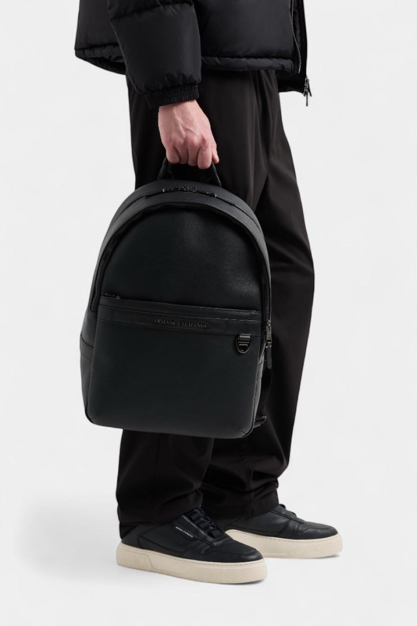 Чорний рюкзак із зовнішньою кишенею та металевим логотипом XM000142 AF11925 UC001 Armani Exchange