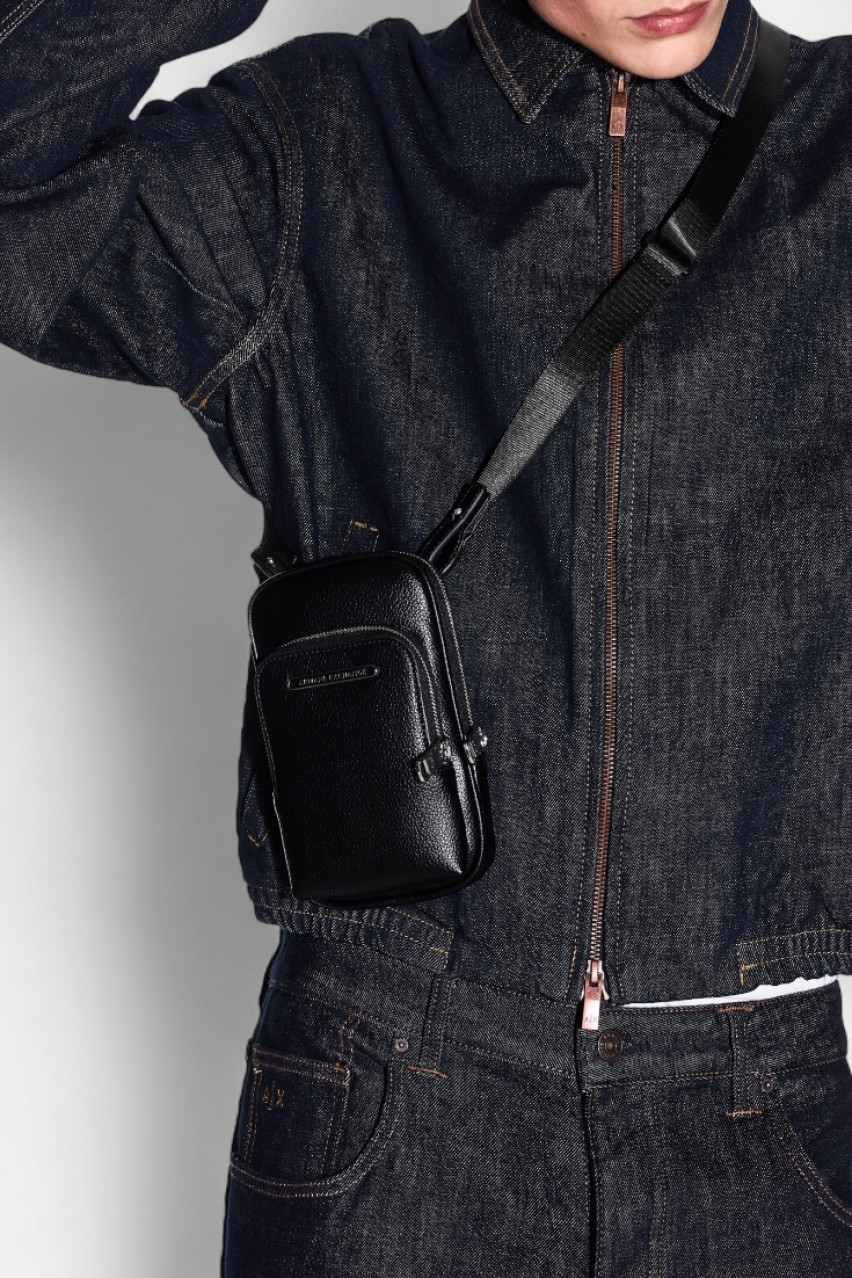 Черная компактная сумка кросс-боди из экокожи XM001258 AF12134 UC001 Armani Exchange