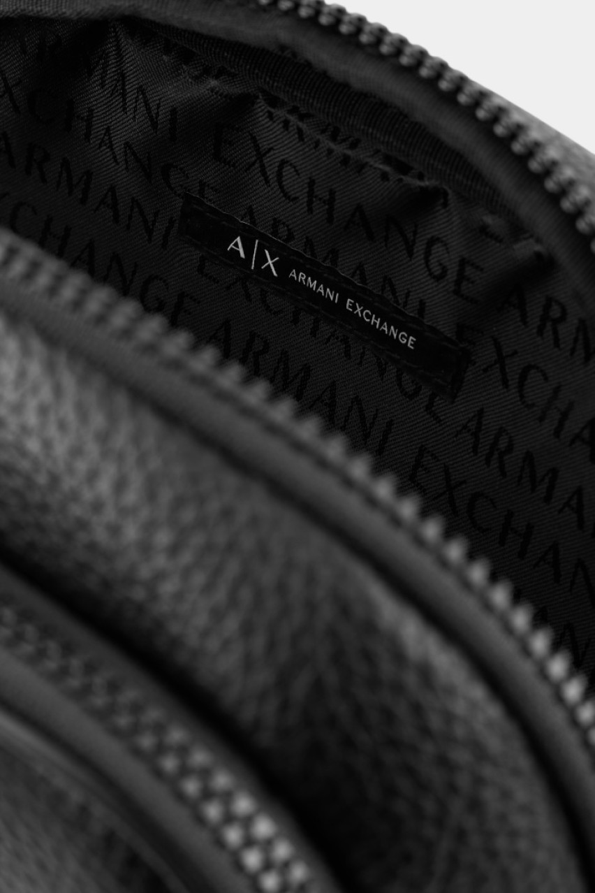 Черная поясная сумка из зернистой экокожи и тисненым логотипом XM000153 AF11931 UC001 Armani Exchange