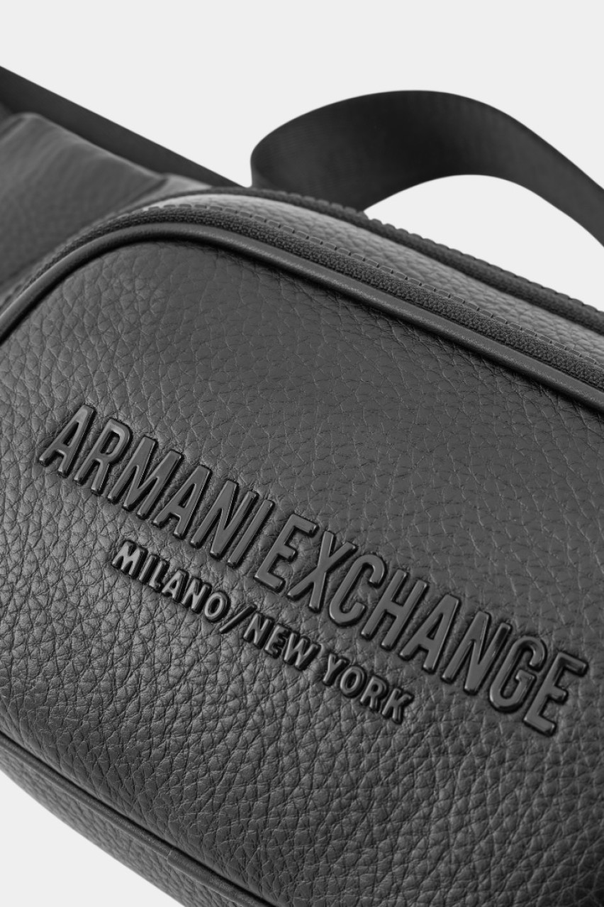 Черная поясная сумка из зернистой экокожи и тисненым логотипом XM000153 AF11931 UC001 Armani Exchange