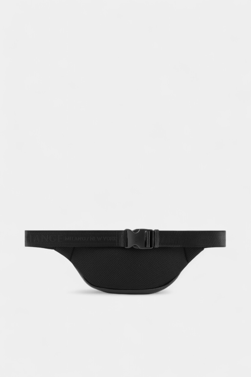 Черная поясная сумка из зернистой экокожи и тисненым логотипом XM000153 AF11931 UC001 Armani Exchange