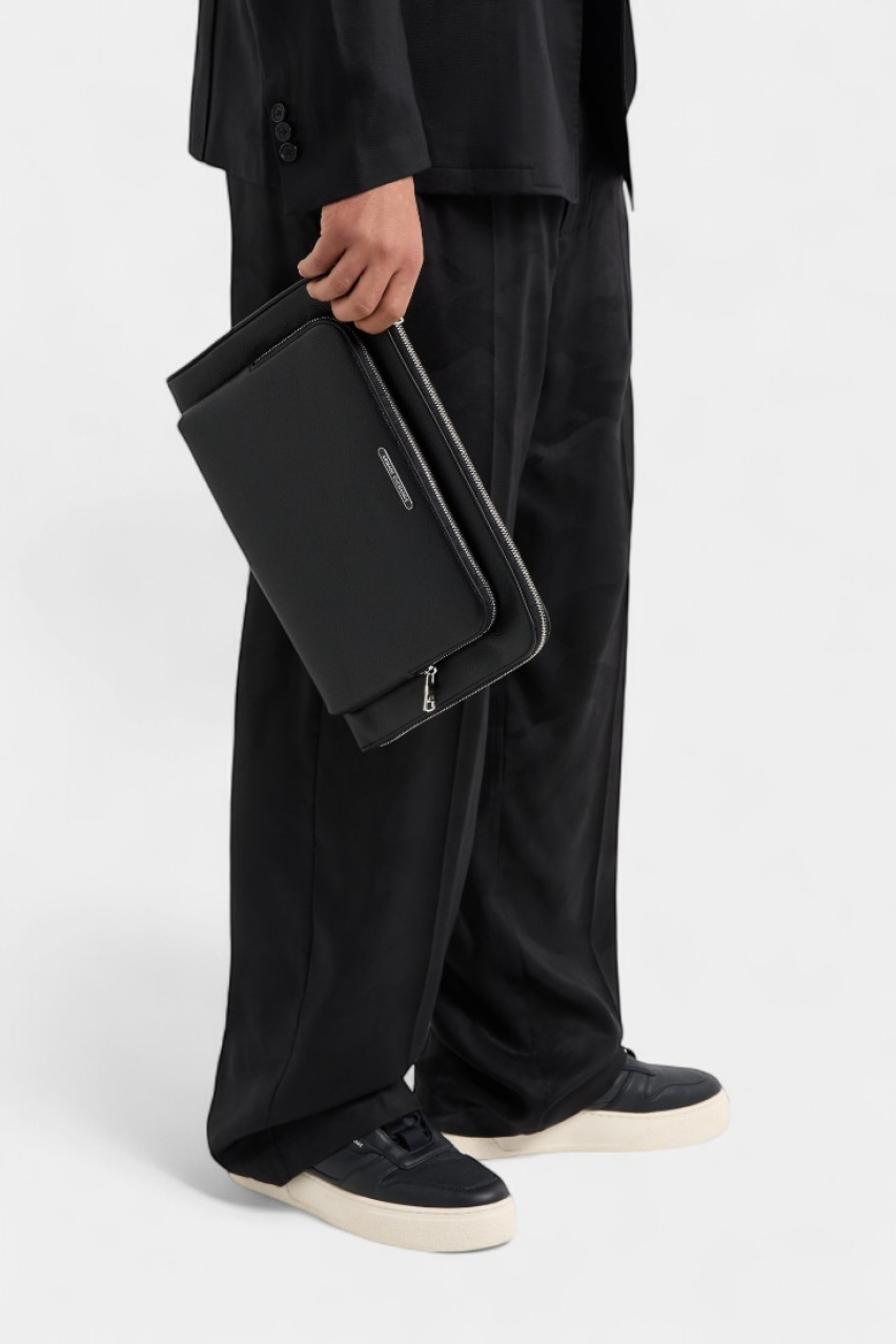 Черный клатч-мессенджер из экокожи XM001257 AF12134 UC001 Armani Exchange