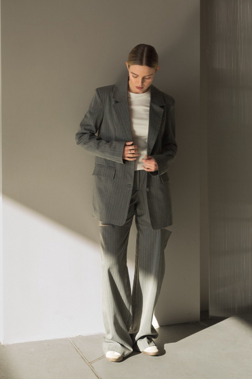 Сірий піджак в смужку BLAZH.