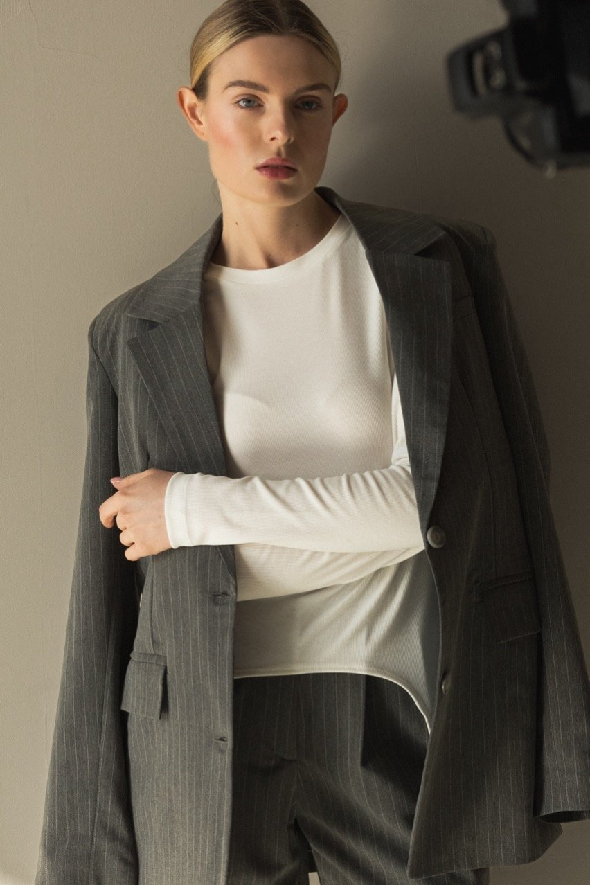 Сірий піджак в смужку BLAZH.