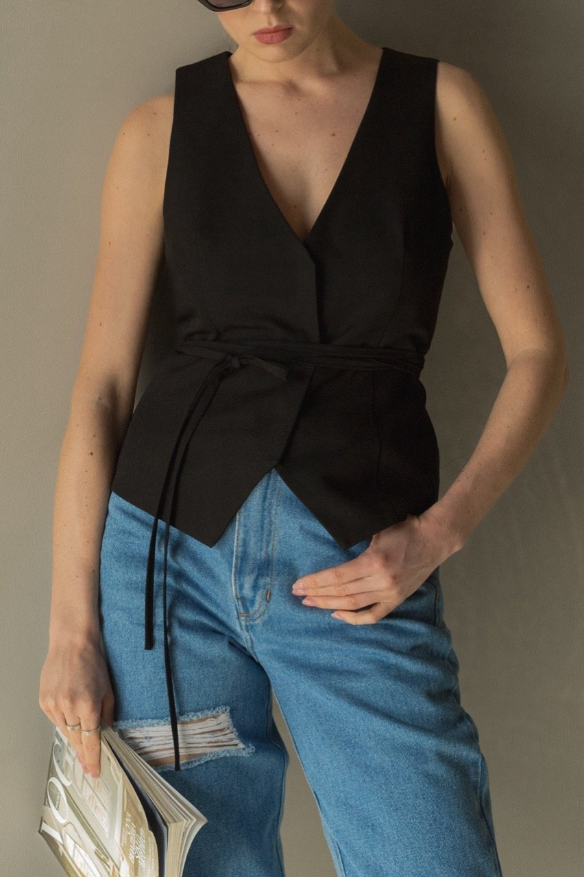 Чорна жилетка з поясом