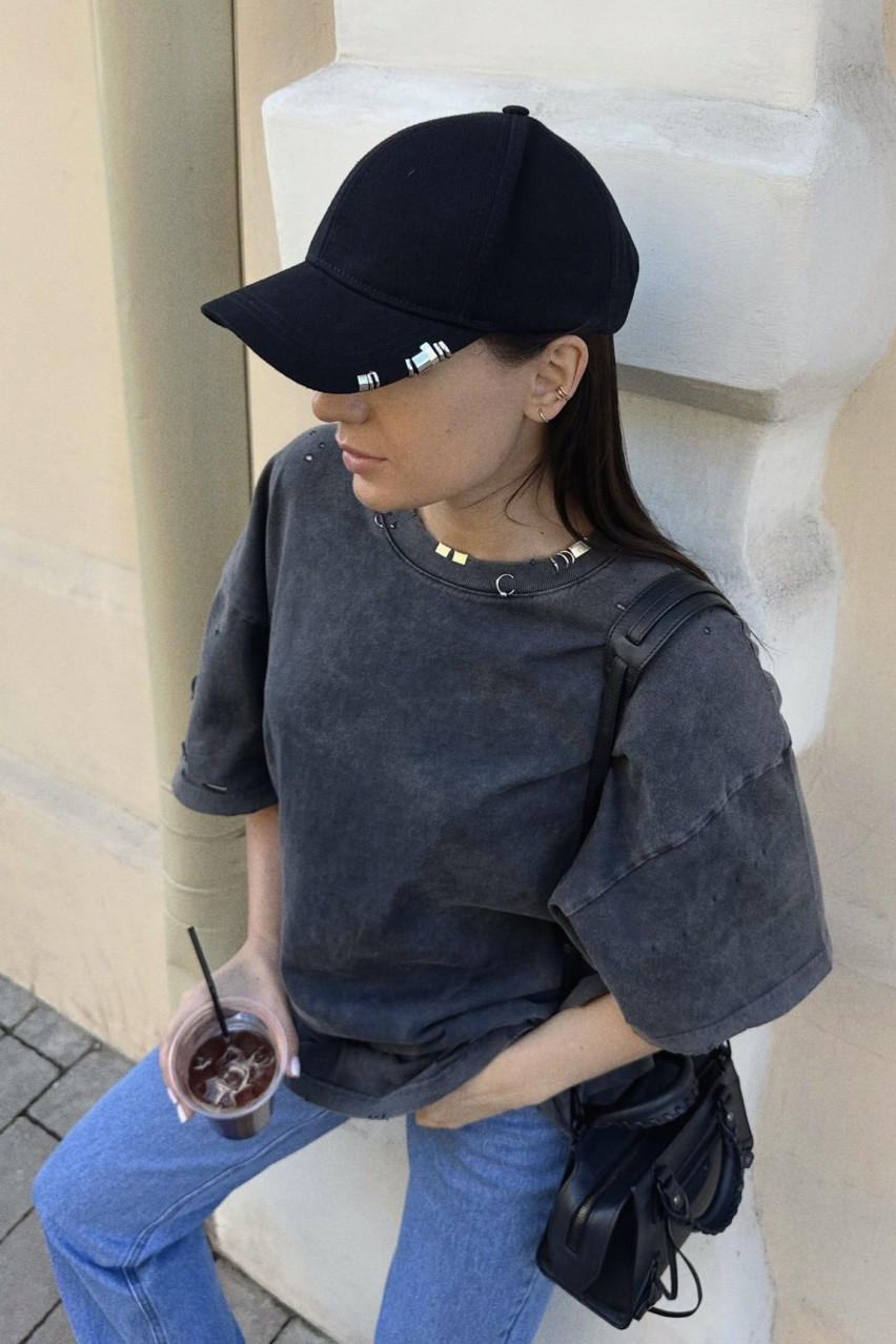 Графитовая футболка Washed с пирсингом