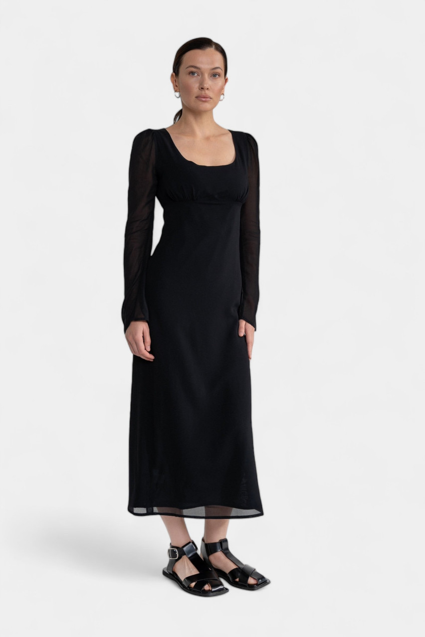 Чёрное платье прямого кроя