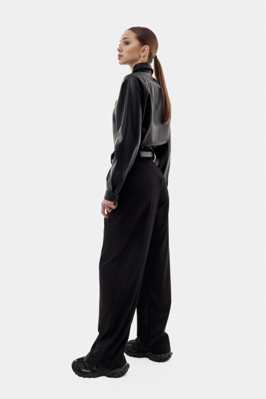 Чёрная рубашка из экокожи BLAZH.