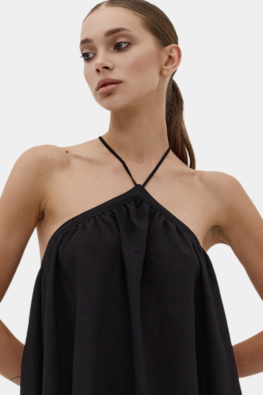 Черное платье с открытой спиной