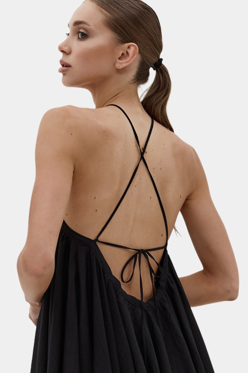 Черное платье с открытой спиной