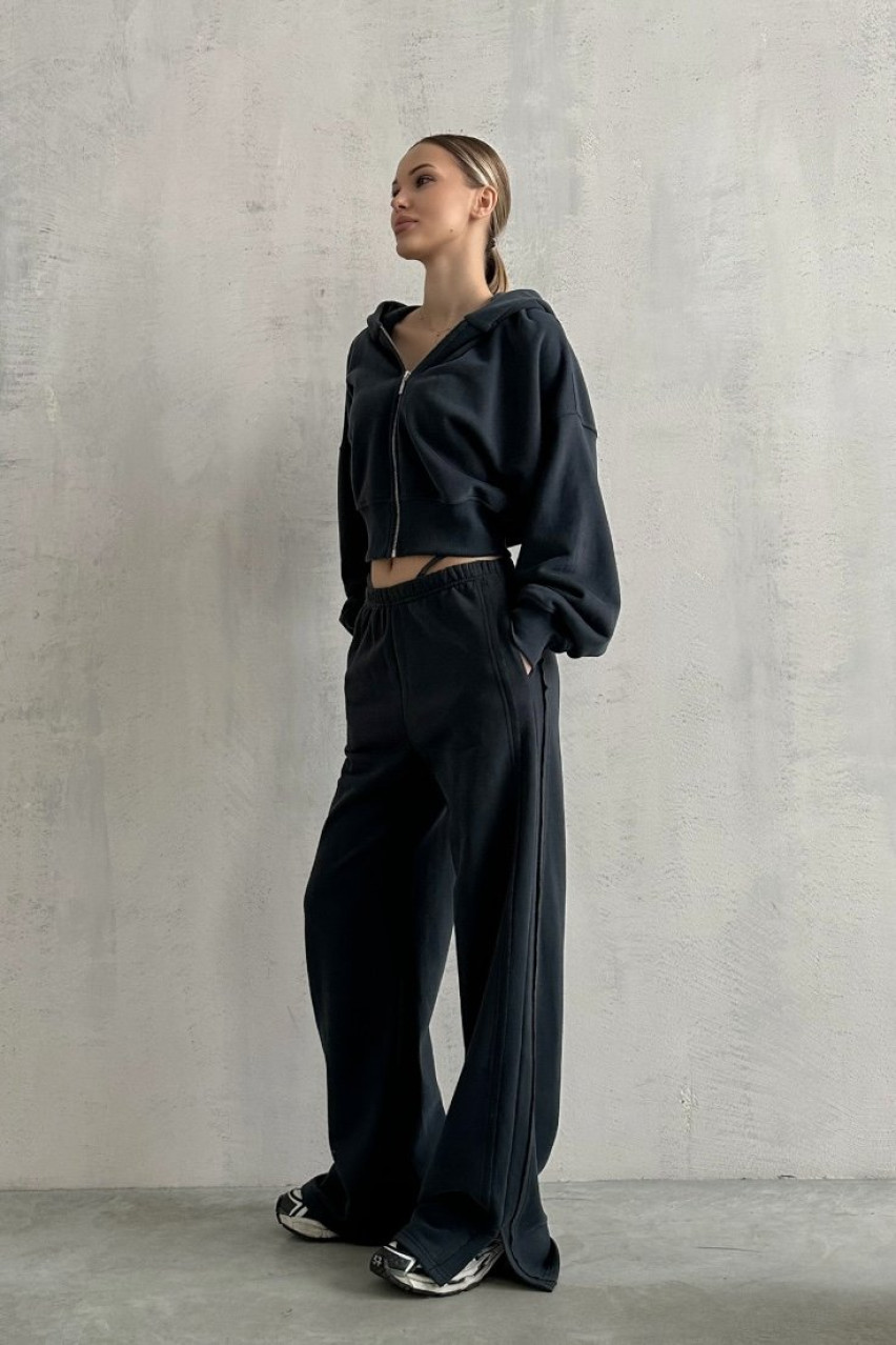 Графитовый спортивный костюм с укороченными худыми и широкими брюками BLAZH.