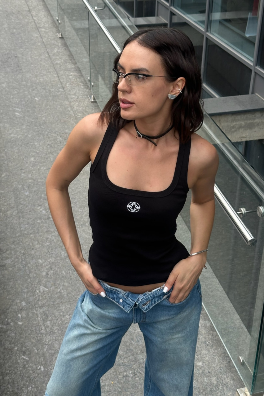 Чорна майка Basic з вишивкою SS2025 BLAZH.