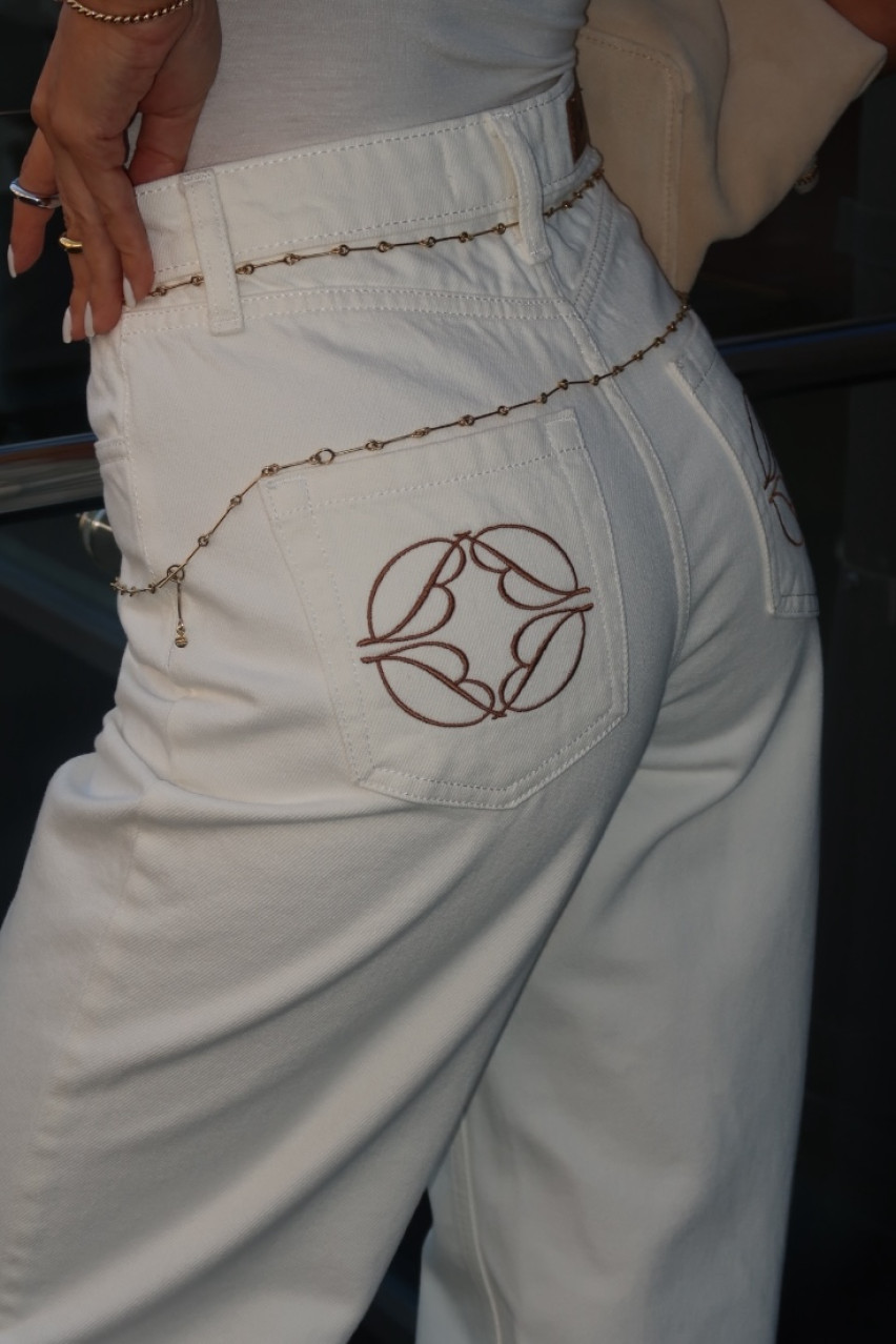 Молочні джинси з вишитим логотипом SS2025 BLAZH.