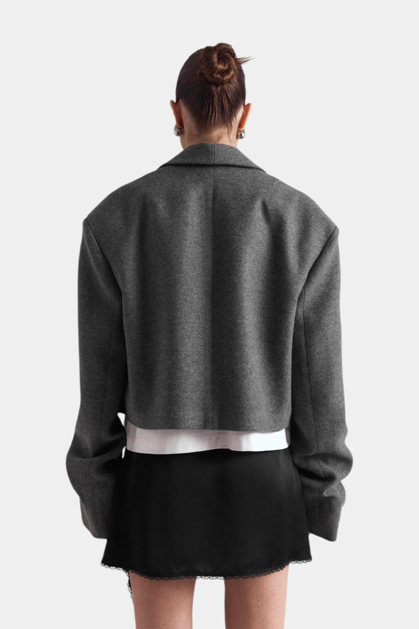 Серое кроп пальто-жакет со сборками на рукавах 1057-2 BAZHANE