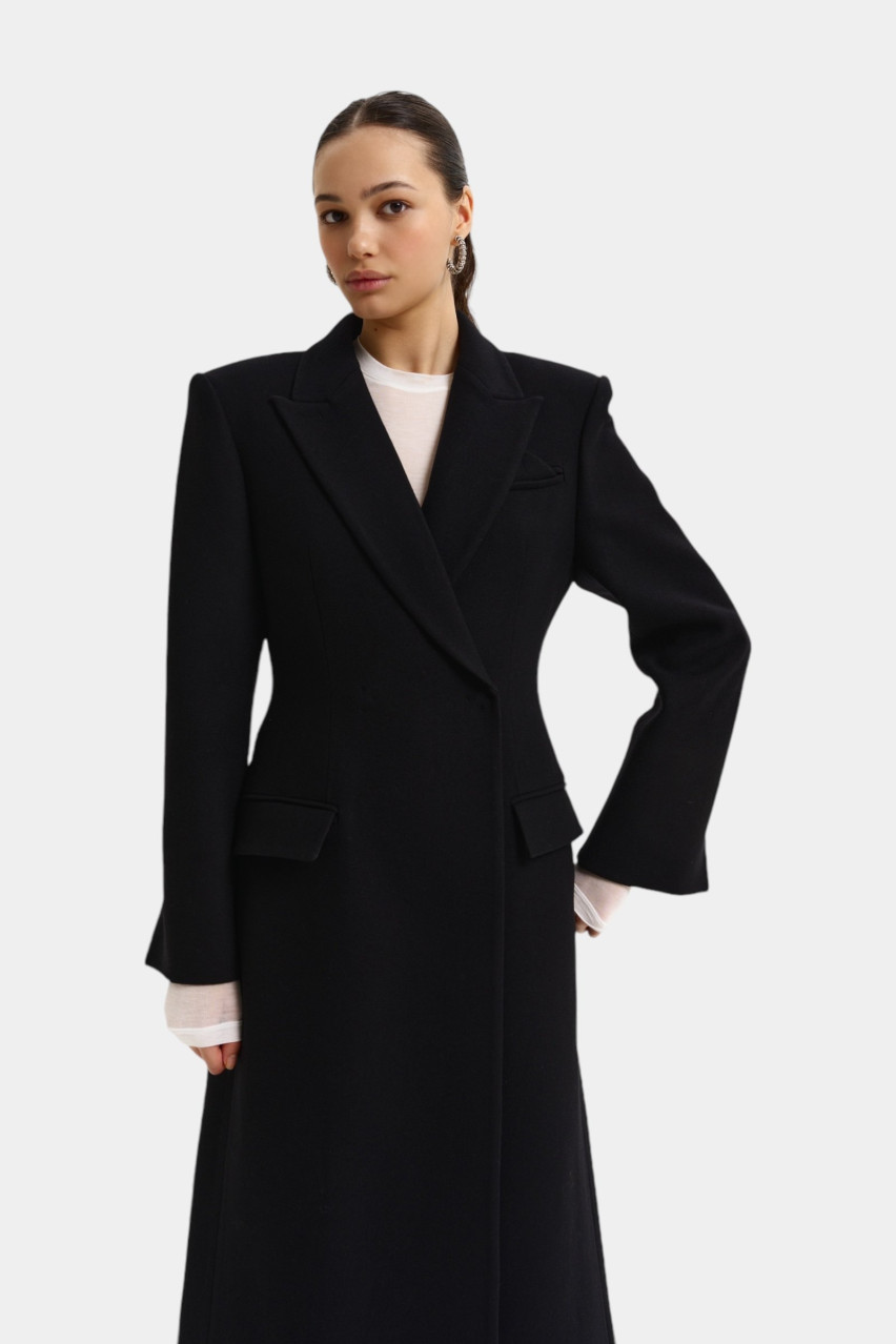 Чорне приталене пальто з акцентними плечима 1036-1 BAZHANE