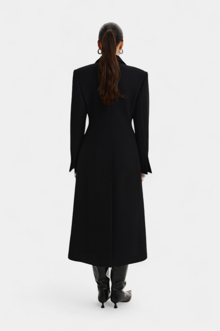 Чорне приталене пальто з акцентними плечима 1036-1 BAZHANE