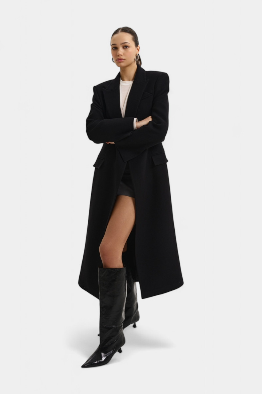Чорне приталене пальто з акцентними плечима 1036-1 BAZHANE