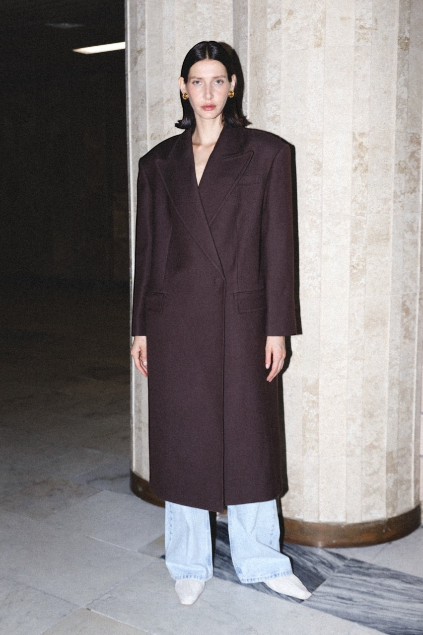 Коричневое пальто макси с акцентными плечами 108-5 BAZHANE