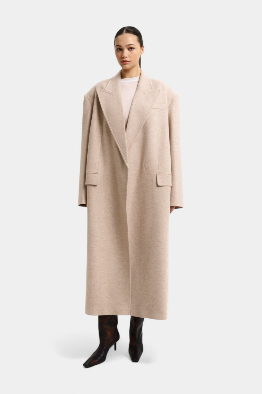 Бежевое пальто макси с акцентными плечами 108-7 BAZHANE