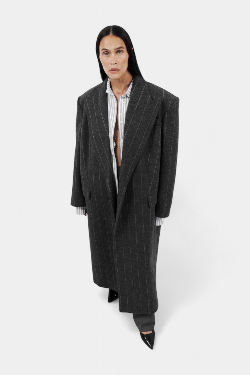 Сіре оверсайз пальто з акцентними плечима 108-6 BÁZHANE