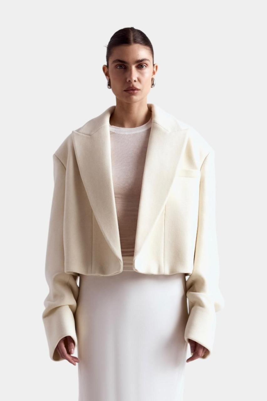 Молочное кроп пальто-жакет со сборками на рукавах WWU-OC1057-3-53 BÁZHANE