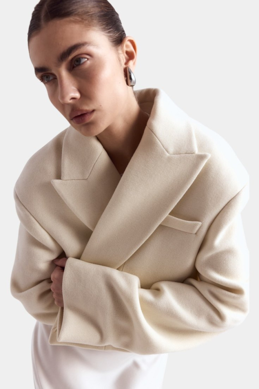 Молочное кроп пальто-жакет со сборками на рукавах WWU-OC1057-3-53 BÁZHANE