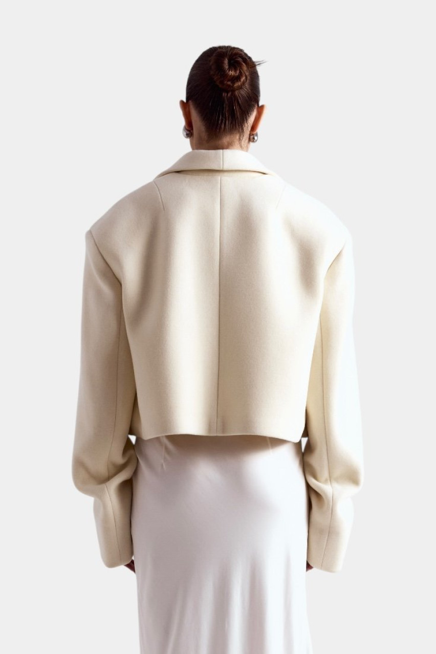 Молочное кроп пальто-жакет со сборками на рукавах WWU-OC1057-3-53 BÁZHANE