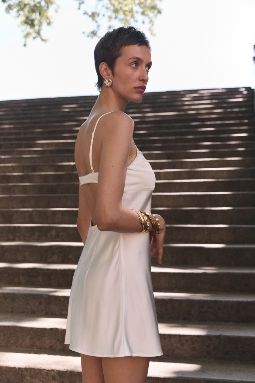 Молочное миниплатье с кружевом и открытой спиной WWT-DR1076-3-6 BÁZHANE