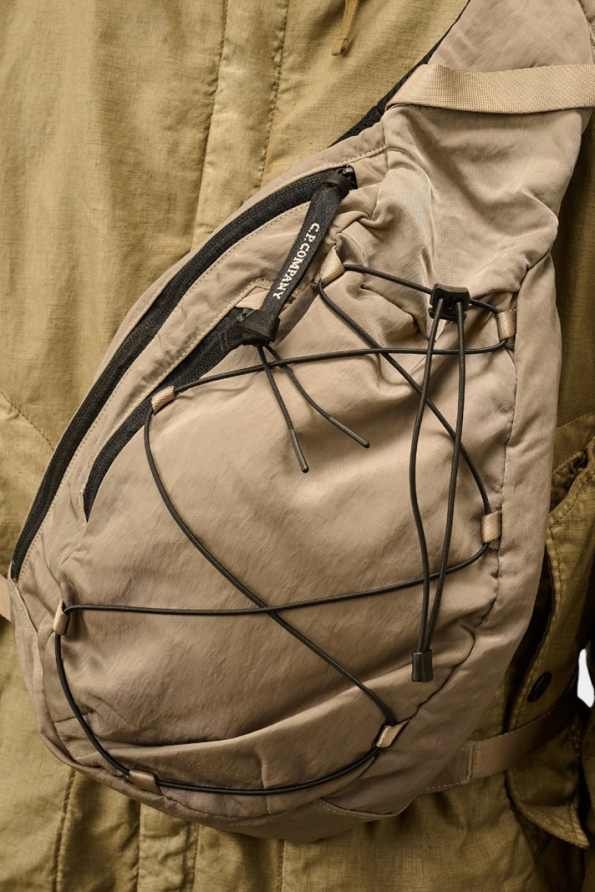 Бежевый рюкзак через плечо из материала Nylon B 18CMAC114A005269G 327 C.P. Company