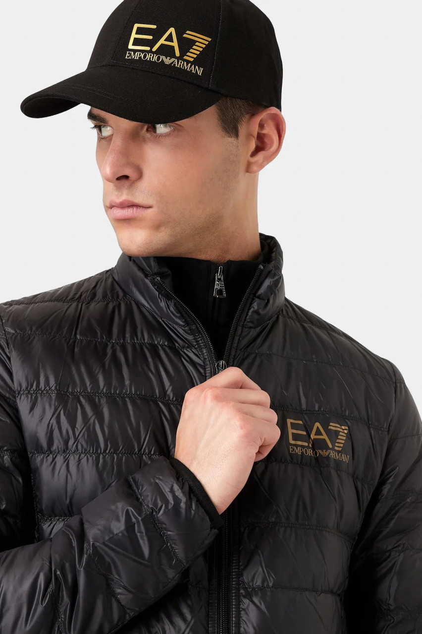Чёрная куртка EA7