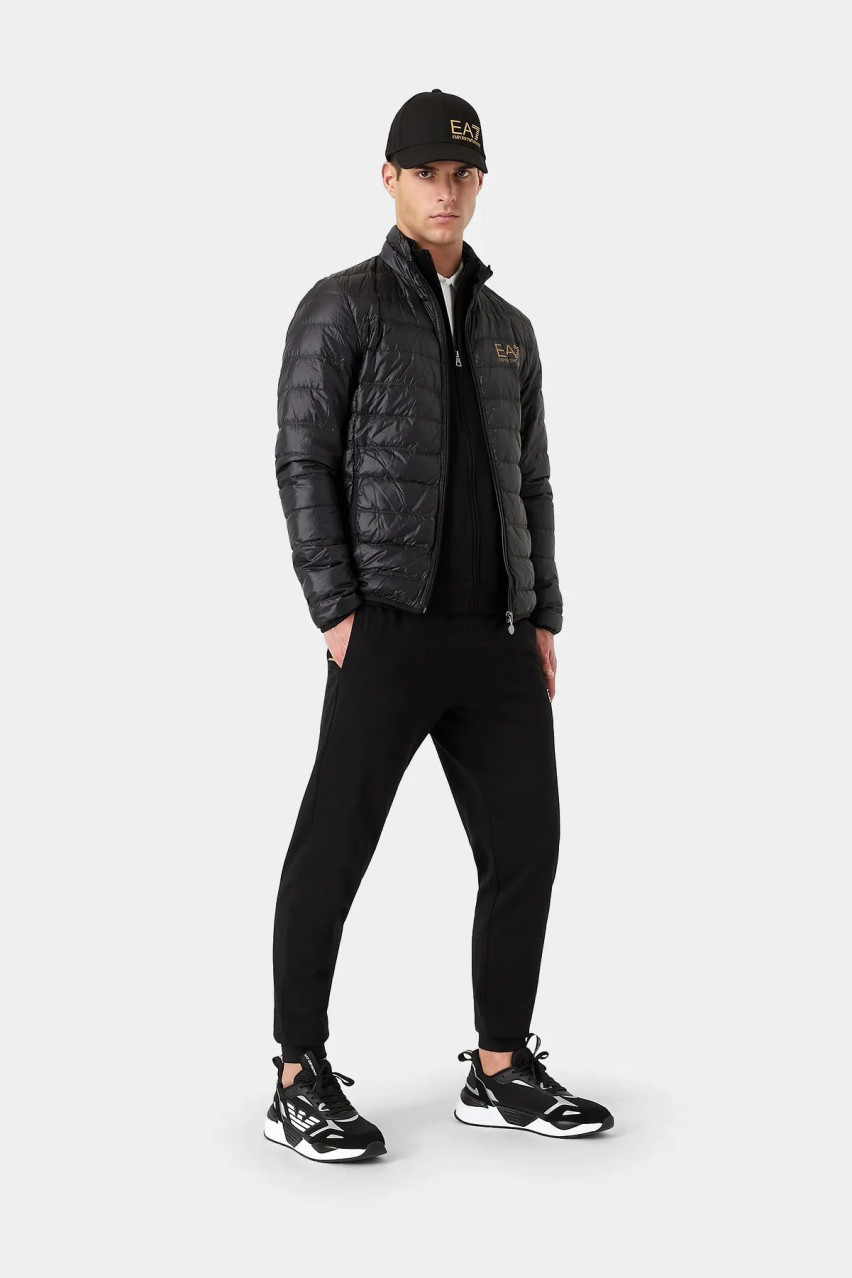 Чёрная куртка EA7