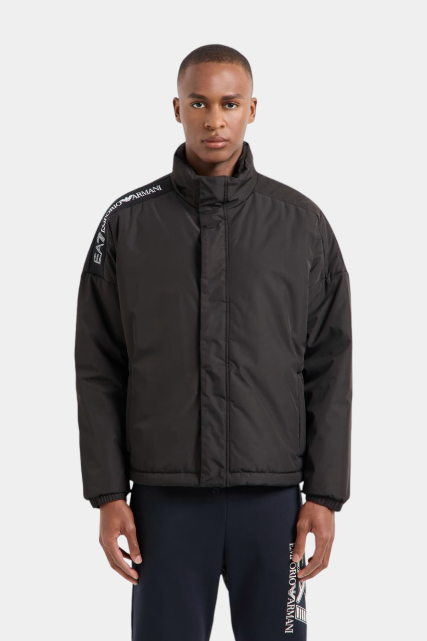 Чорний бомбер-пуховик Logo Series із технічної тканини 6DPB04 PNE1Z 1200 EA7