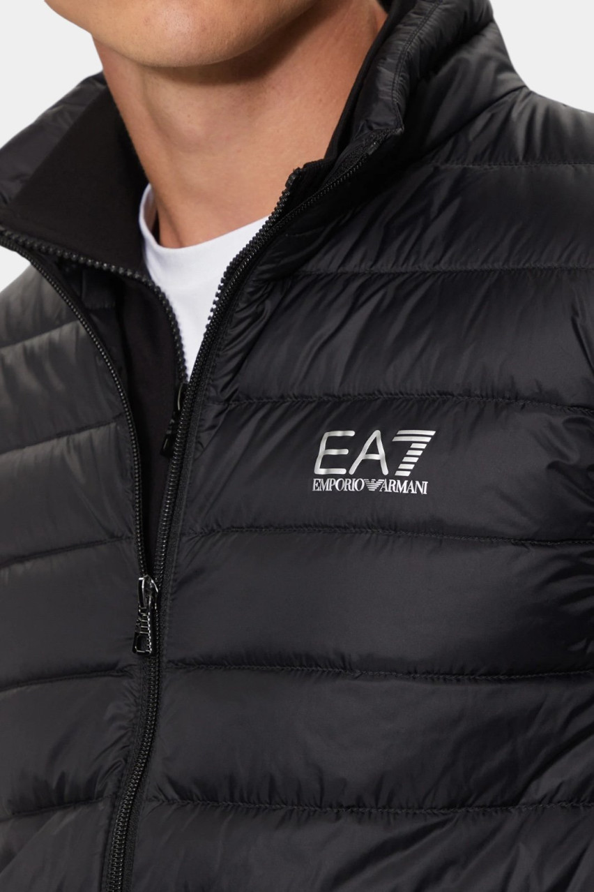 Черная стеганая пуховая жилетка 8NPQ06 PNGPZ 1200 EA7