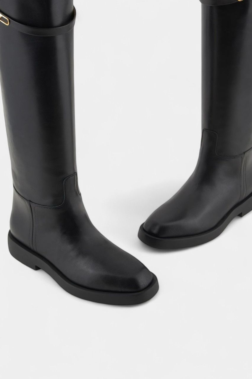 Чорні шкіряні чоботи з брендованим ремінцем EW000422 AF11991 UC001 Emporio Armani