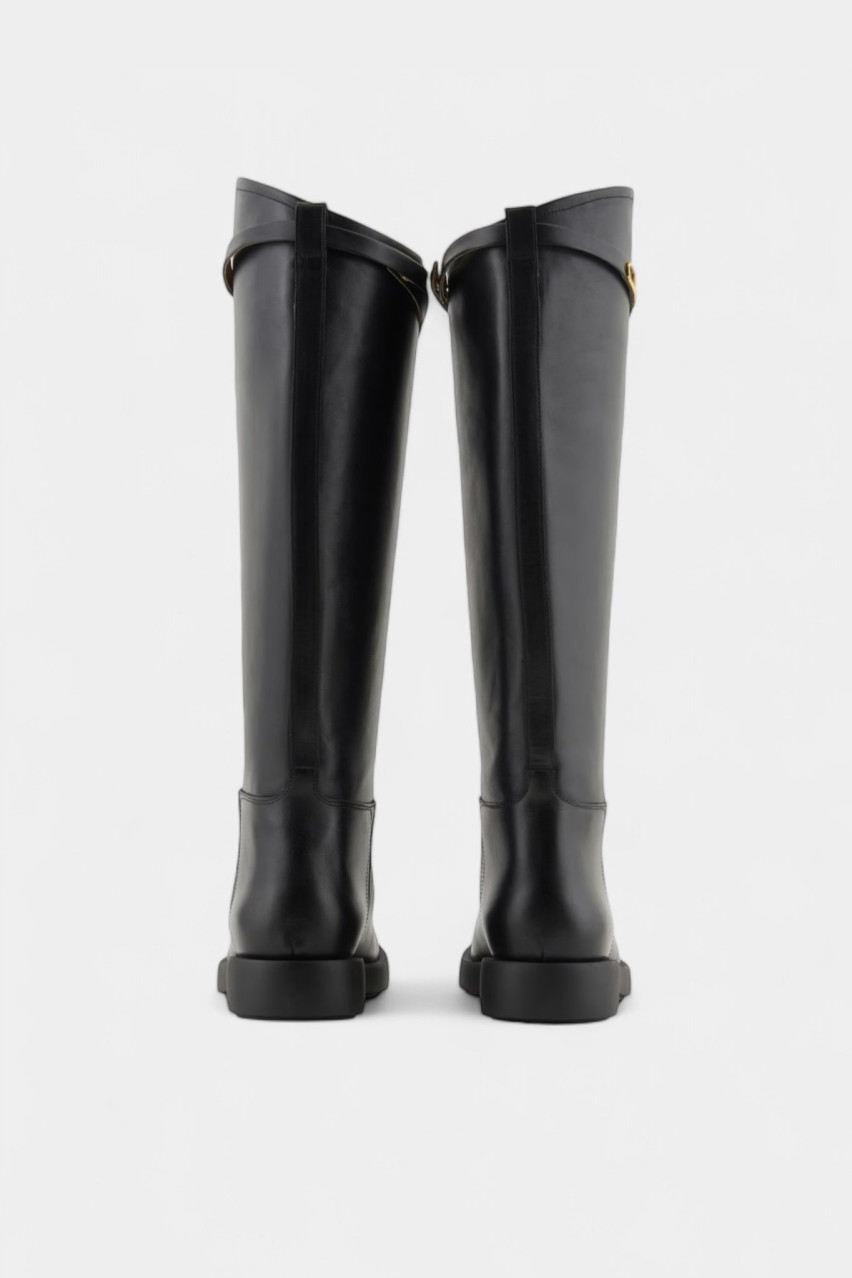 Чорні шкіряні чоботи з брендованим ремінцем EW000422 AF11991 UC001 Emporio Armani