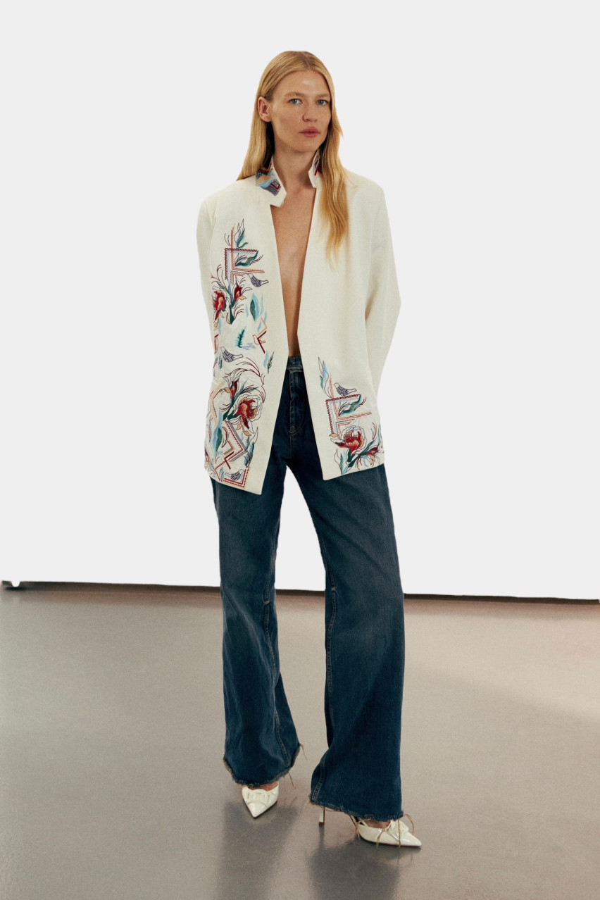 Білий лляний піджак з дизайнерською вишивкою «Червона Рута» GAPTUVALNYA