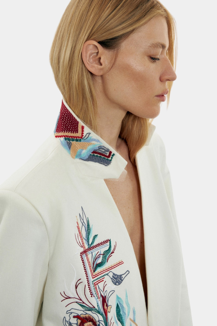 Білий лляний піджак з дизайнерською вишивкою «Червона Рута» GAPTUVALNYA