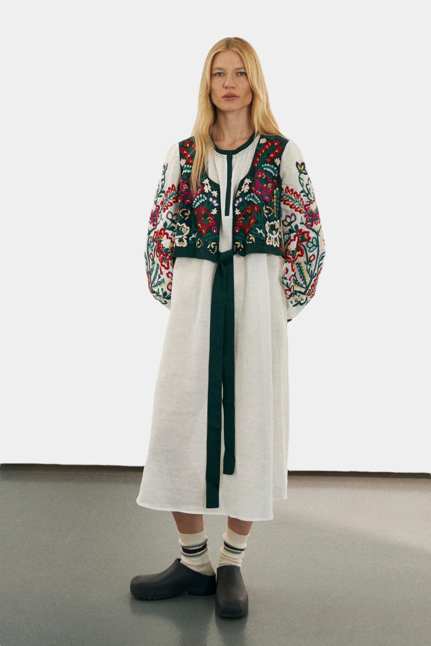 Біла вишита сукня з кептариком з дизайнерською вишивкою «Опілля» GAPTUVALNYA