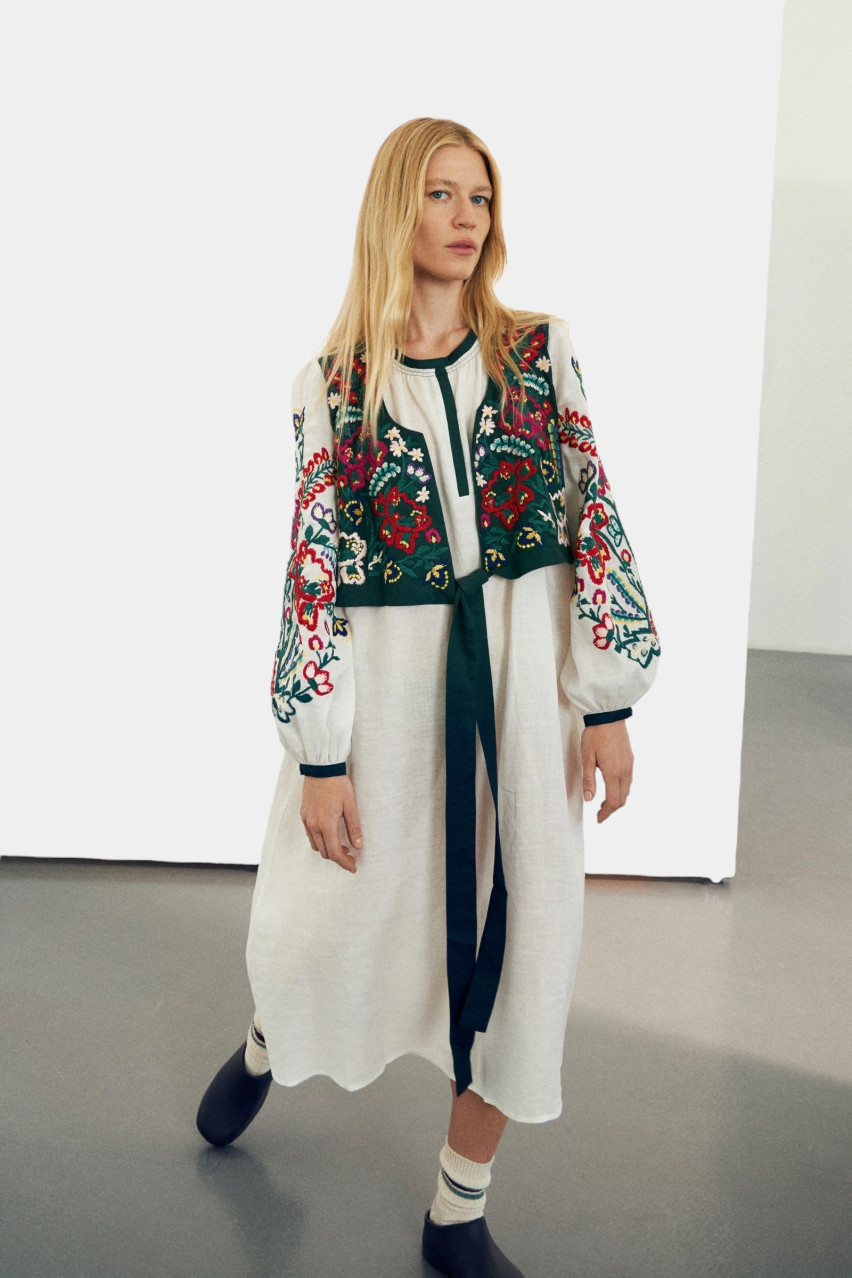 Біла вишита сукня з кептариком з дизайнерською вишивкою «Опілля» GAPTUVALNYA