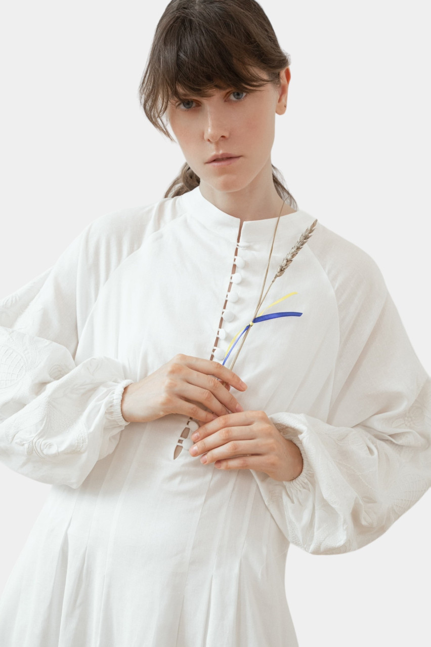 Біла вишита сукня за мотивами традиційної сорочки «Гранатова Лоза» GAPTUVALNYA